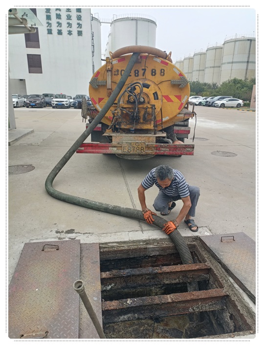 青松路街道隔油池清掏