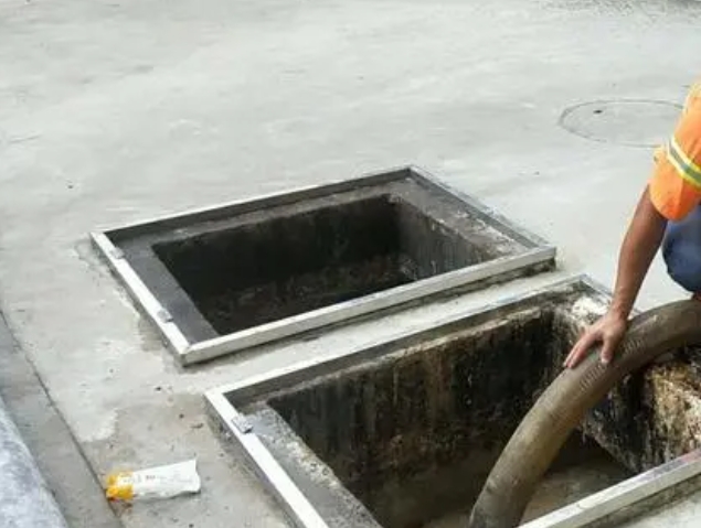 青松路街道化粪池清理