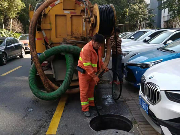 青松路街道排污管道清淤