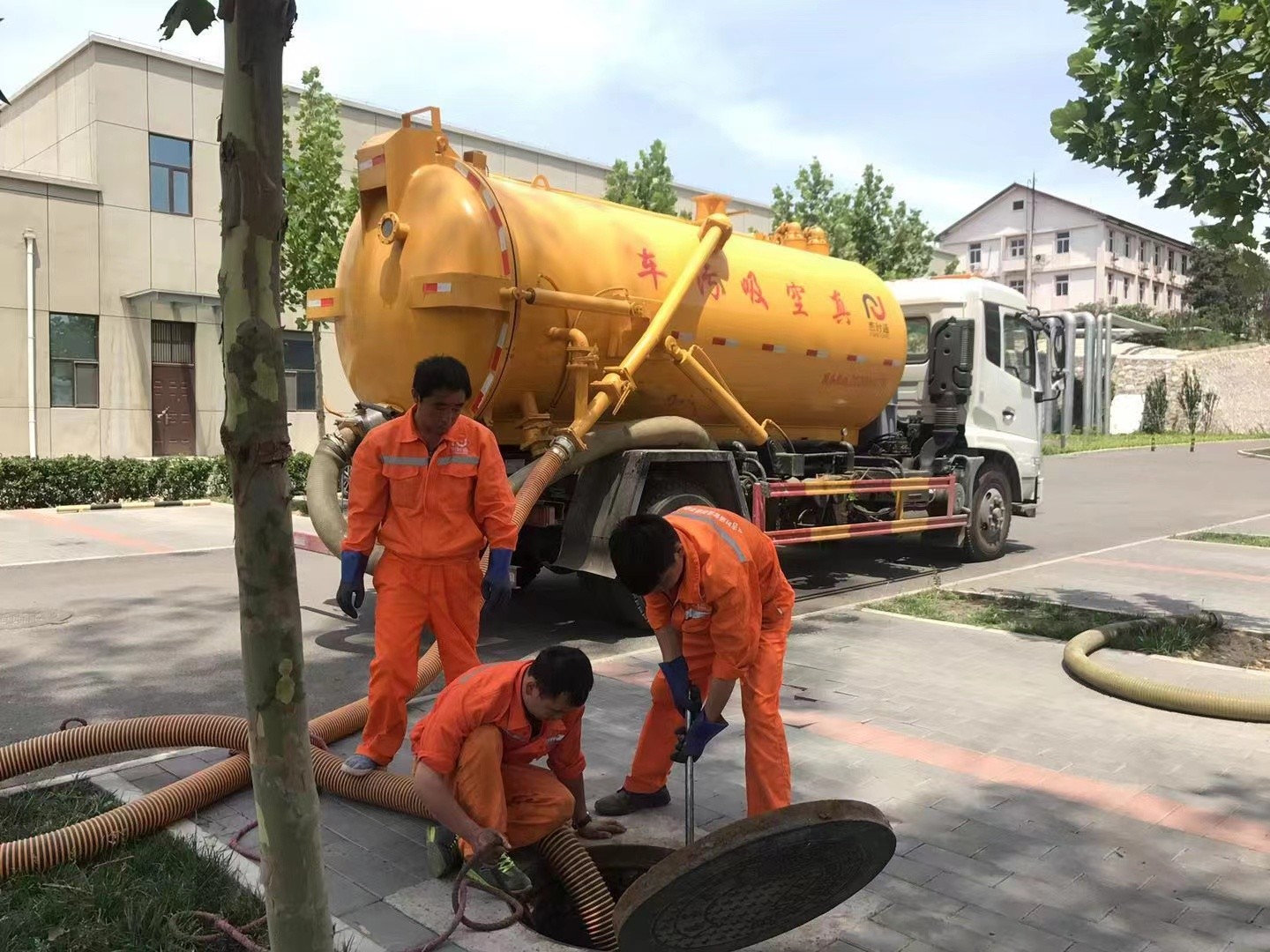 青松路街道管道疏通车停在窨井附近