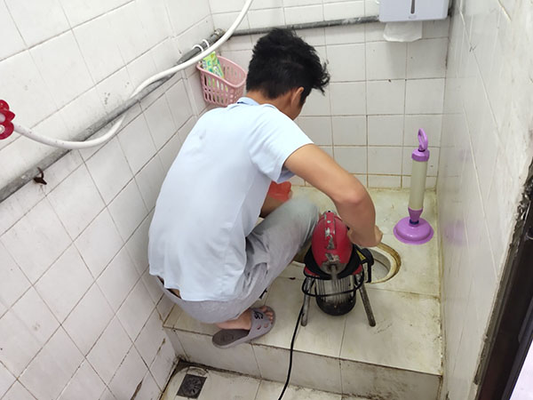 青松路街道肥皂掉到马桶里把马桶堵住了怎么办？马桶堵住了怎么办