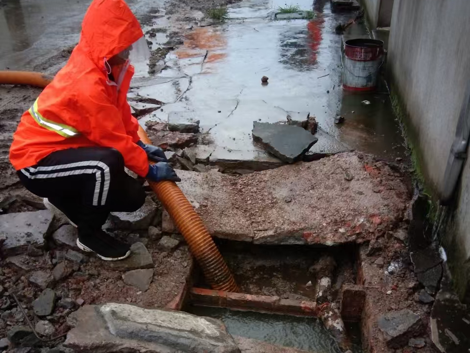 青松路街道专业清理污水池 炜誉市政以规范流程守护城市 “肠道”