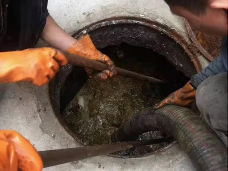 青松路街道清理化粪池时如何避免沼气的危害？